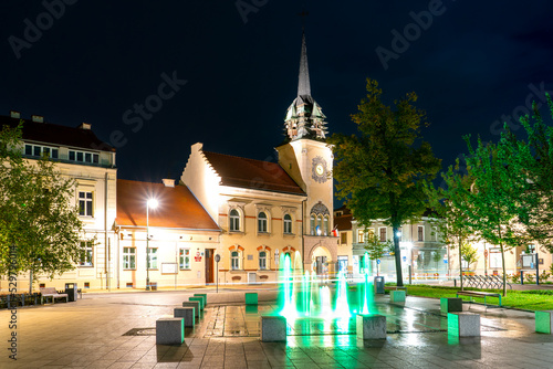 Rynek w Skawinie nocą. The market square in Skawina at night. © Dawid