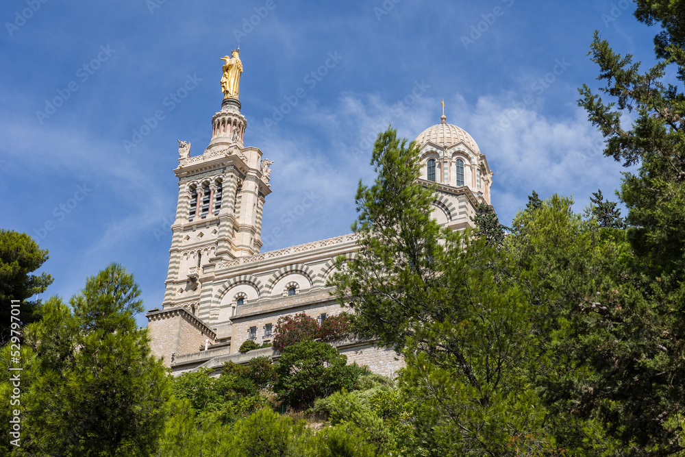 Vue estivale sur la Basilique Notre-Dame de la Garde depuis le Chemin du Bois Sacré