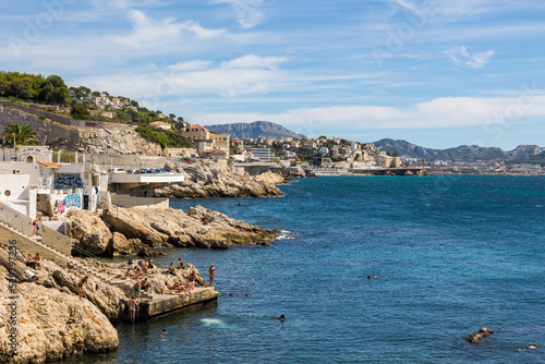 Vue sur l'Anse de Maldormé et ses baigneurs à Marseille