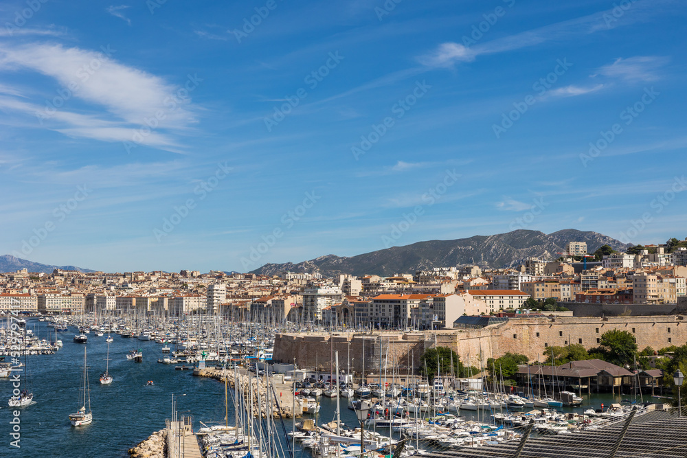 Vue sur l'entrée du Vieux-Port de Marseille depuis le Parc Émile Duclaux