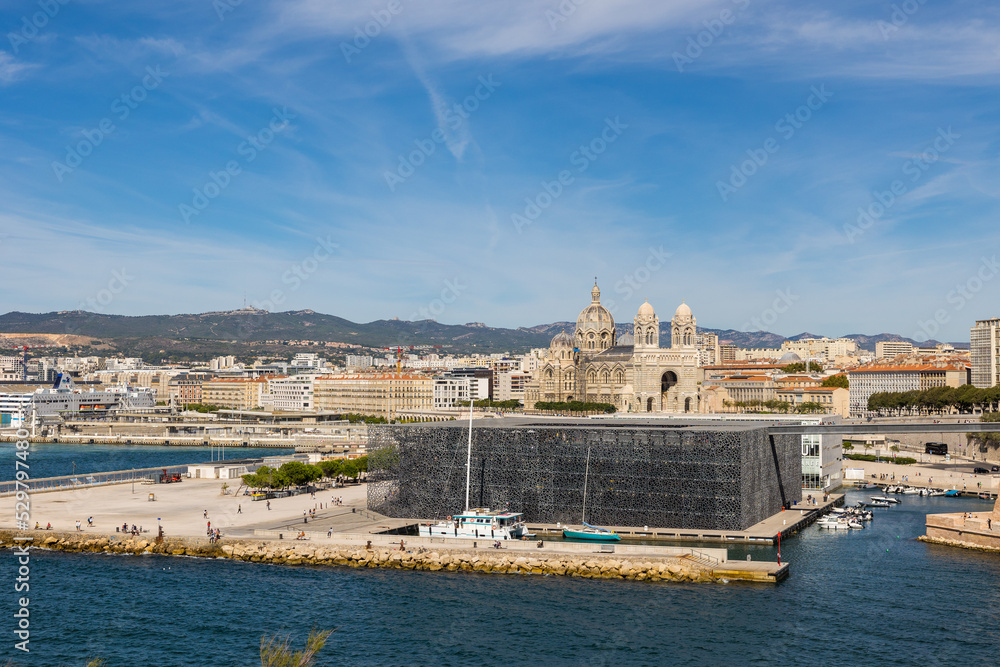 Vue sur la Cathédrale La Major et le Mucem de Marseille depuis le Parc Émile Duclaux