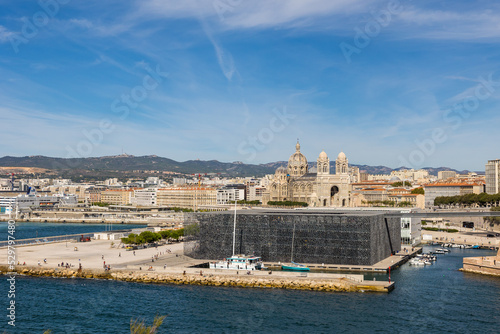 Vue sur la Cathédrale La Major et le Mucem de Marseille depuis le Parc Émile Duclaux