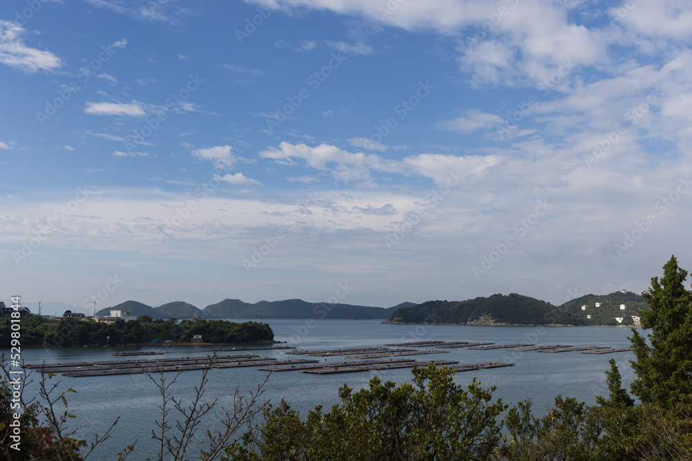 日本の岡山県備前市日生の頭島の美しい海の景色
