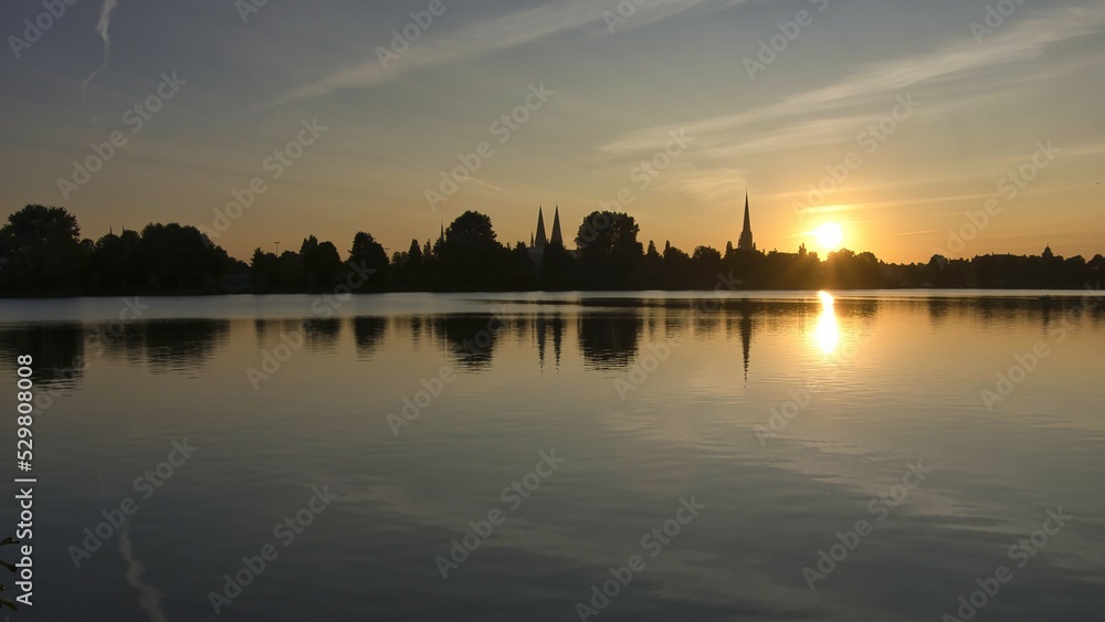 Piękne i urokliwe miejsce odpoczynku w Lubece. Jezioro Großer Plöner See podczas zachodu słońca