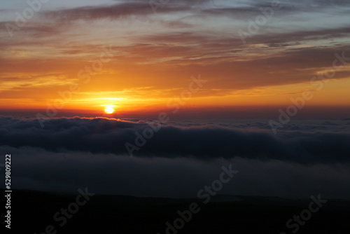雲海と太陽のイメージ２