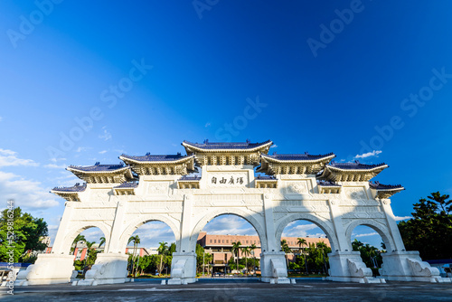 The main gate of the National Taiwan Democracy Memorial Hall ( National Chiang Kai-shek Memorial Hall ) in Taipei, Taiwan. © BINGJHEN