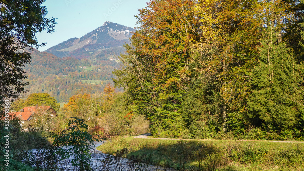 Obraz premium Herbstwanderung am Auerbach bei Oberaudorf