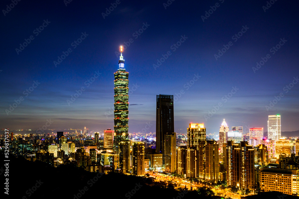 Fototapeta premium Night view of Taipei's modern buildings from the top of the Xiangshan mountain in Taipei, Taiwan.