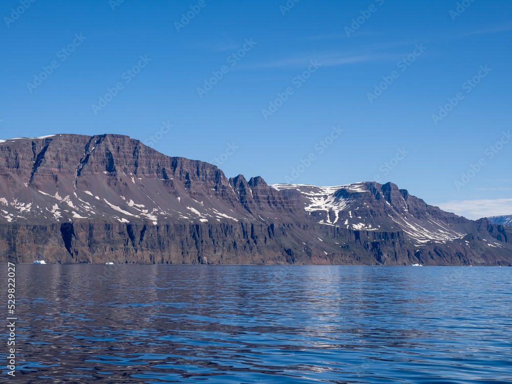 Obraz premium Coast of Disko Island, near Qeqertarsuaq, Disko Bay, Western Greenland