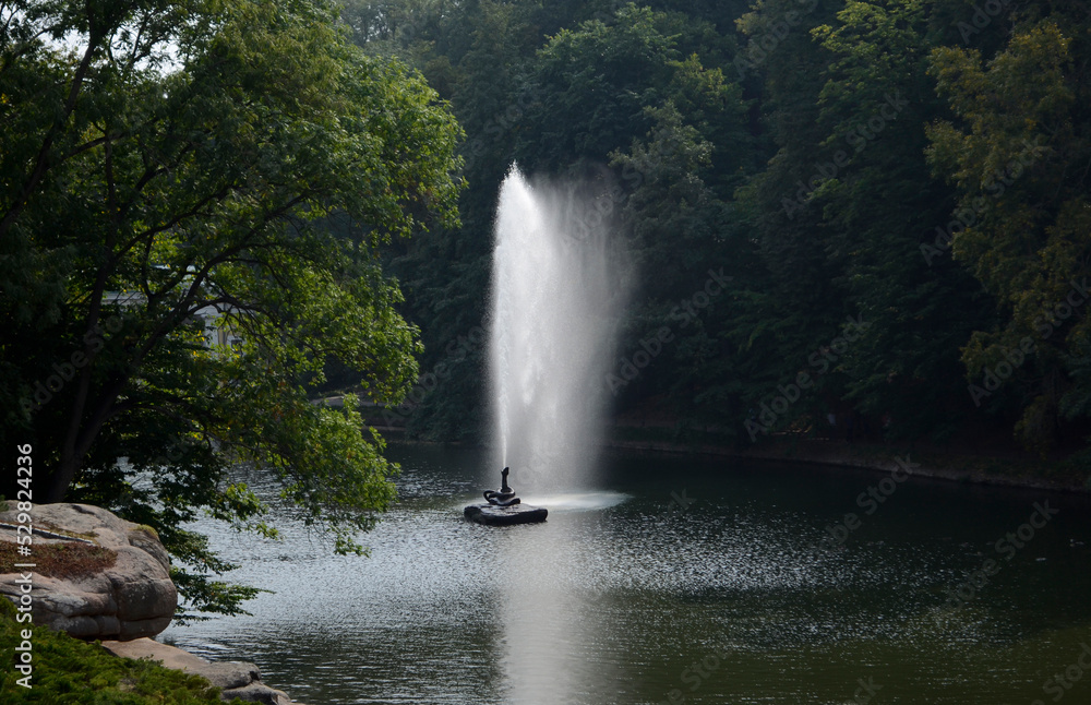 Obraz premium Fountain in the summer park 