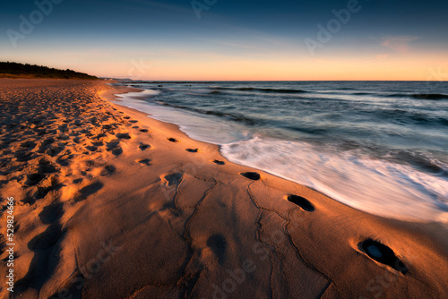 Fototapeta Naklejka Na Ścianę i Meble -  Baltic Sea. Beautiful beach and coast on the Hel Peninsula. Summer sunrise. Piękne plaże półwyspu helskiego z widokiem na wydmę, roślinność wydmową, piasek i morze bałtyckie. Okolice Helu i Juraty