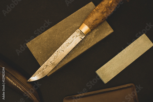 Fotografia manual sharpening of a knife from high-carbon steel, Damascus Blade