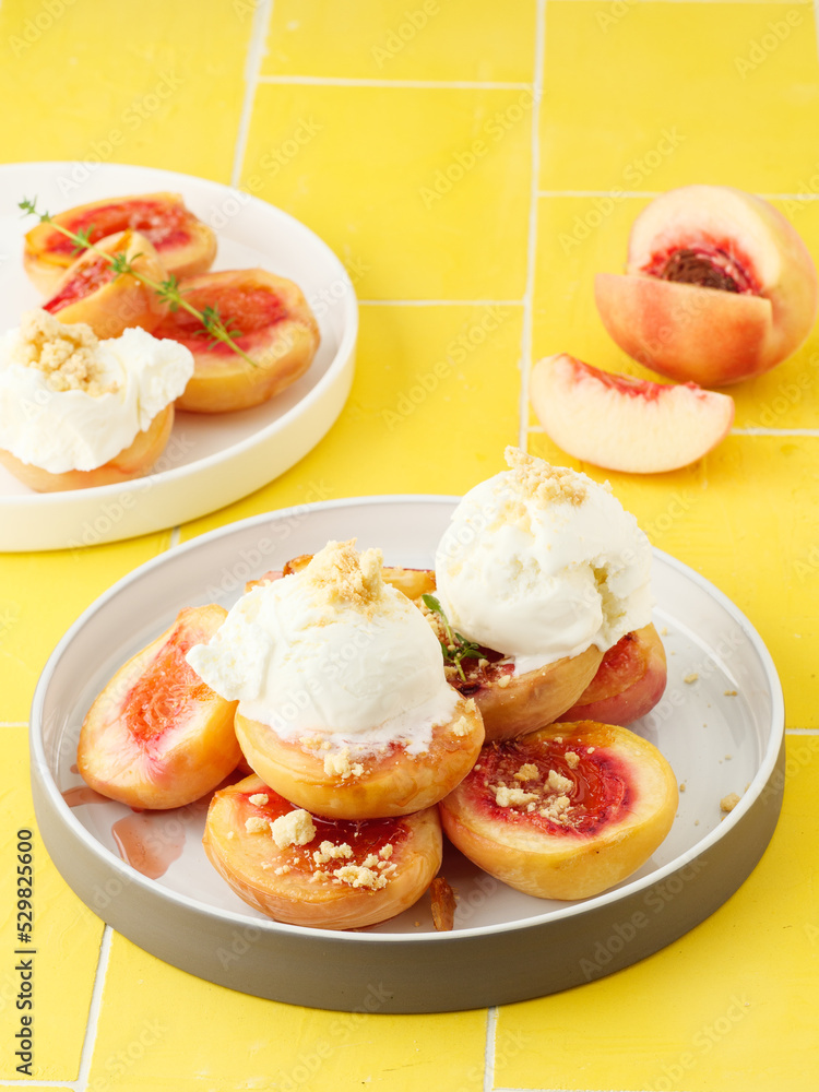 Baked peaches with ice cream Baked peaches with ice cream