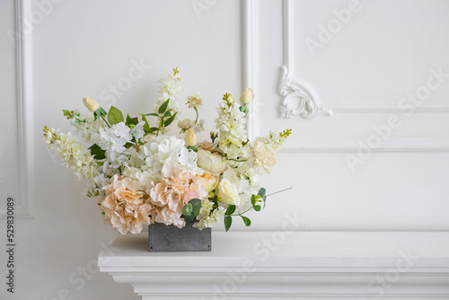 Fototapeta Naklejka Na Ścianę i Meble -  elegant festive bouquet of flowers in the interior