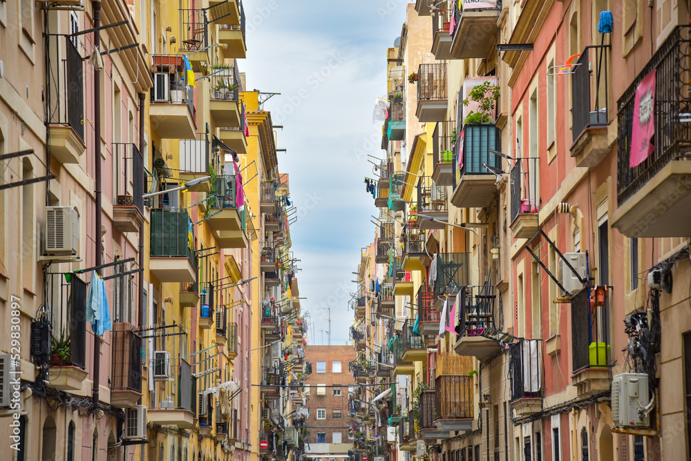 Gasse im Viertel La Barceloneta in Barcelona / Spanien - obrazy, fototapety, plakaty 