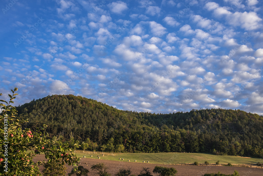 Wolken  und Himmel  über Bergen mit Wald in Thüringen