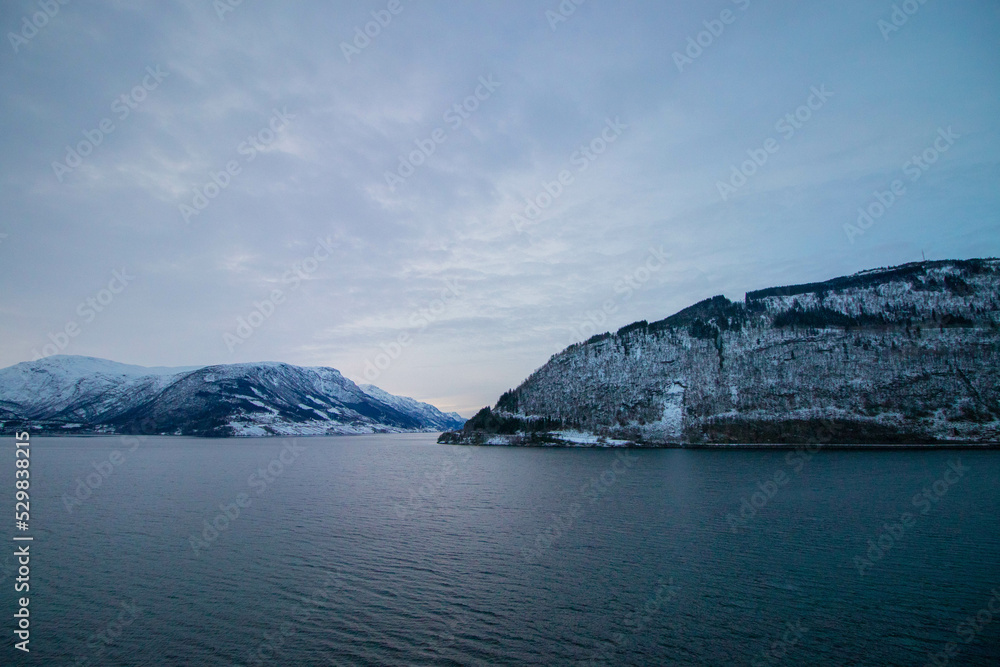 Norwegischer Fjord im Winter
