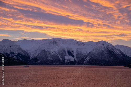 Fototapeta Naklejka Na Ścianę i Meble -  Winterlicher Sonnenaufgang in norwegischem Fjord