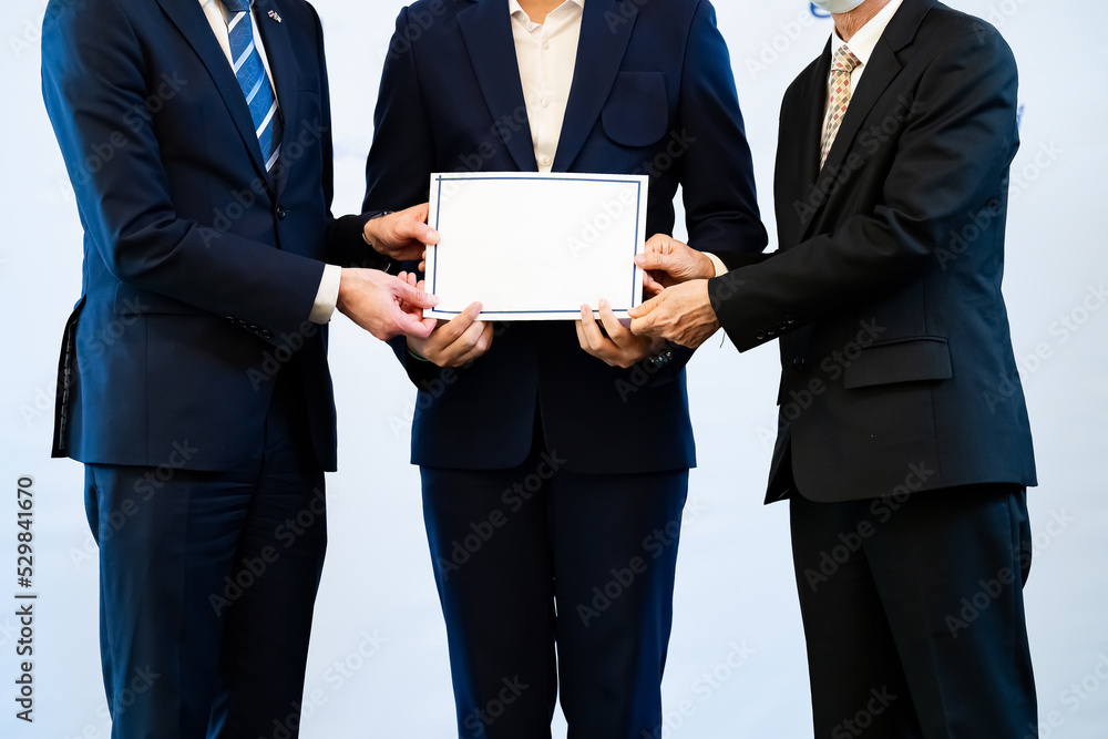 Photograph of the atmosphere during the ceremony of awarding an institution's certificate to trainees who have passed the test. Photograph of the atmosphere during the ceremony of awarding an institution's certificate to trainees who have passed the test.