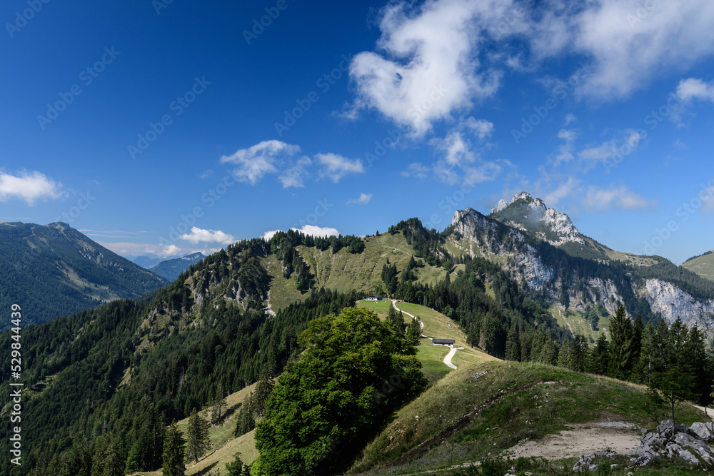 Obraz premium Ausblick von der Hochplatte auf die Kampoenwand