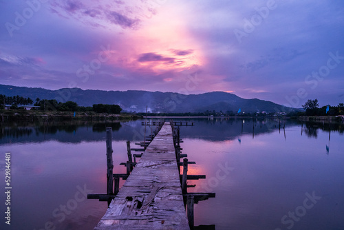 Wassersteg im Sonnenuntergang
