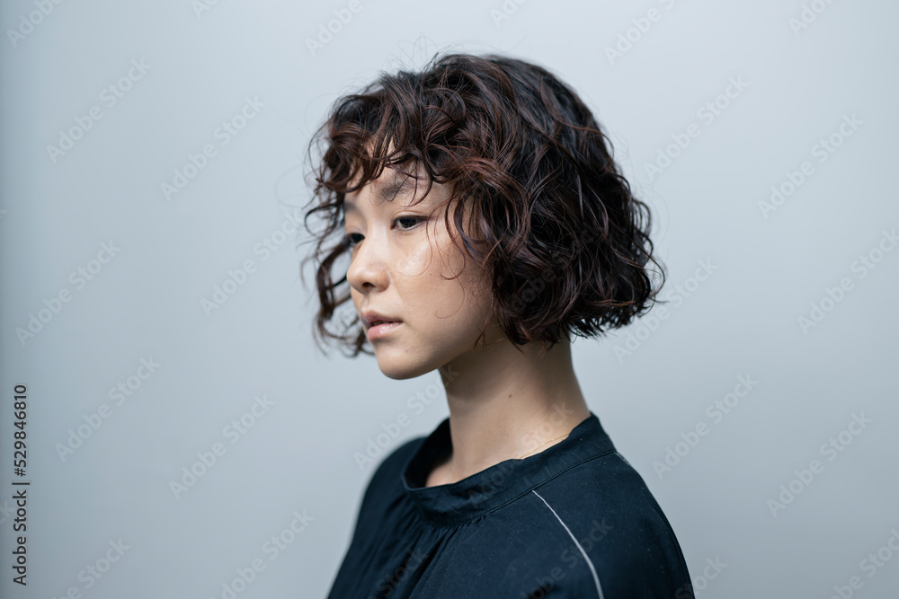 20代 ショートヘアの女性 20代 ショートヘアの女性