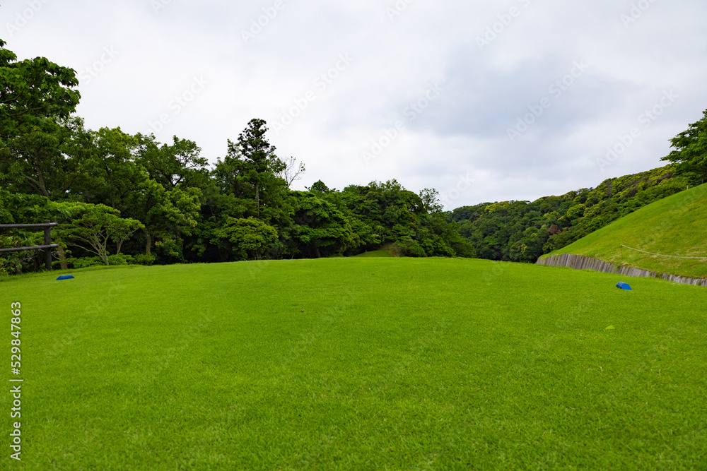 アップダウンのあるゴルフ場・打ちおろしコースのティーグラウンド（千葉県富津市）