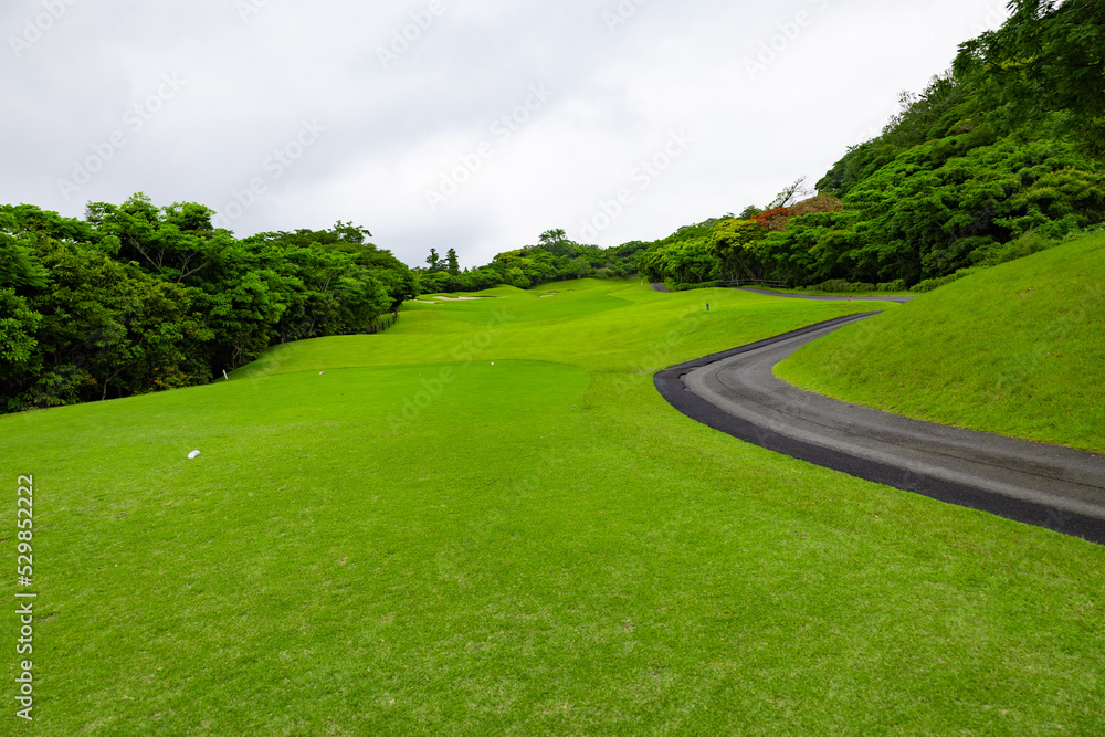 曇り空、雨が降り出しそうなゴルフ場・ミドルコースのティーグラウンド（千葉県富津市）