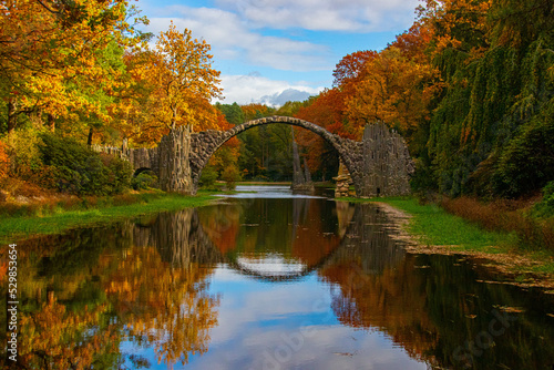 Rakotzbrücke in Kromlau im Herbst