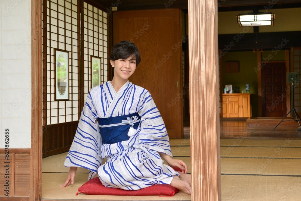 古民家の和室に座りたたずむ浴衣を着た微笑む若い女性 古民家の和室に座りたたずむ浴衣を着た微笑む若い女性