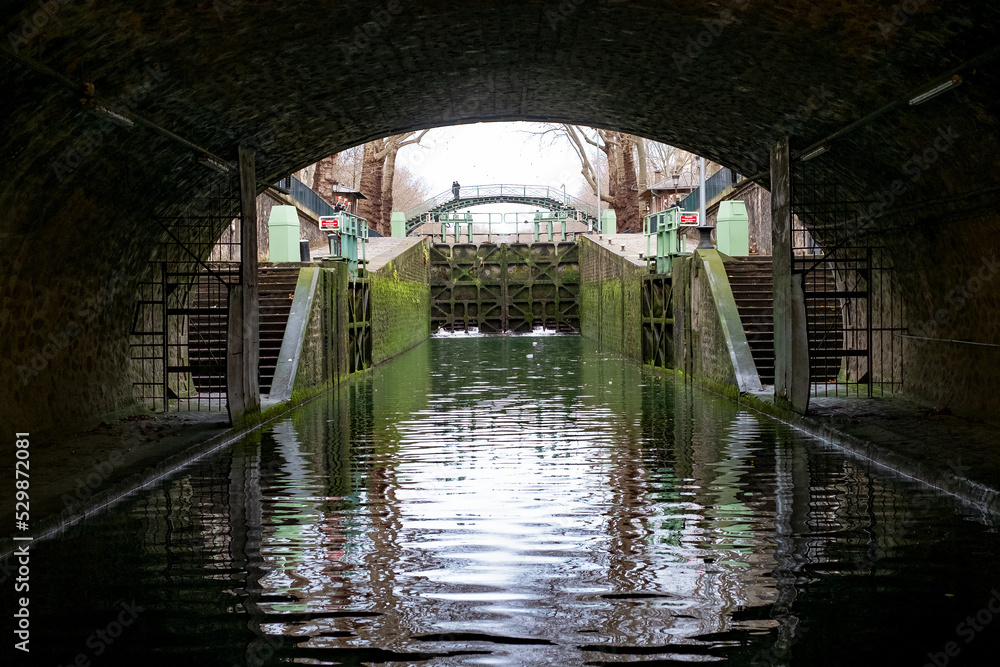 Foto de Écluses à Paris vues du souterrain du Canal SaintMartin à