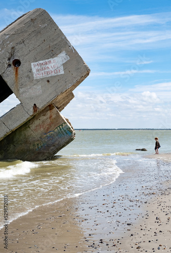 Blockhaus échoué sur la plage en Normandie photo