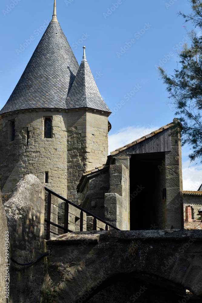 différentes tours à La cité de Carcassonne