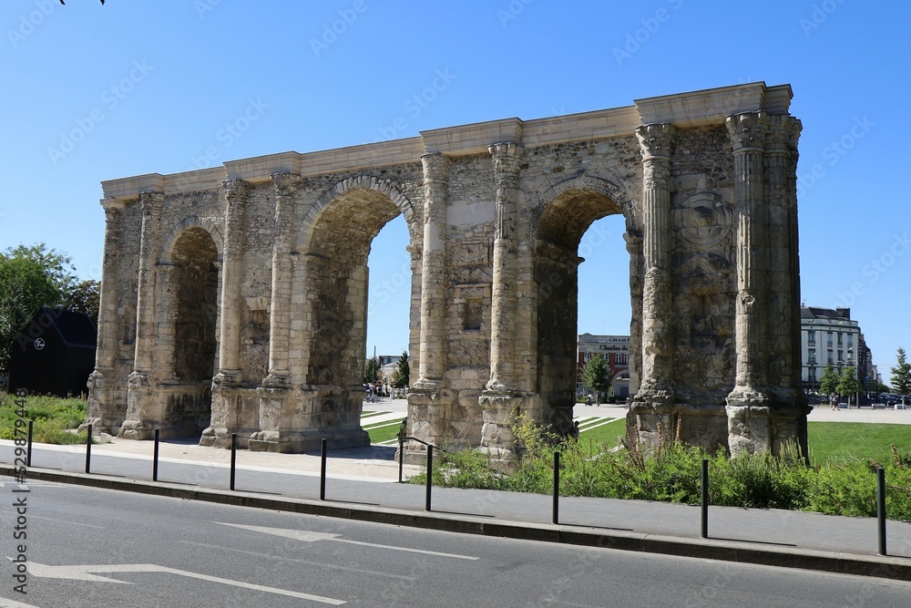 La porte de Mars, monument romain du 3eme siecle, ville de Reims, département de la Marne, France