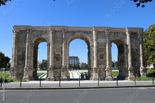 La porte de Mars, monument romain du 3eme siecle, ville de Reims, département de la Marne, France photo