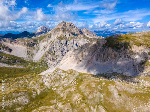 Foto Panoramic view from Gran Sasso mountain, in Abruzzo region, central Italy, summer day in the mountains