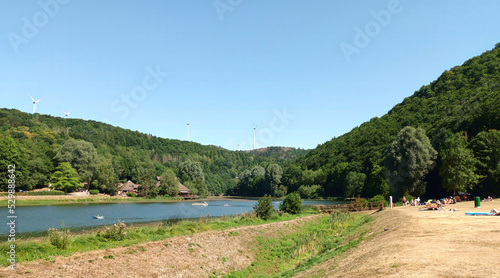 Ausflugsziel in Rheinland-Pfalz: Ein kleiner Badesee in herrlicher Natur im Sommer - der Waldsee Rieden im Landkreis Mayen-Koblenz. 