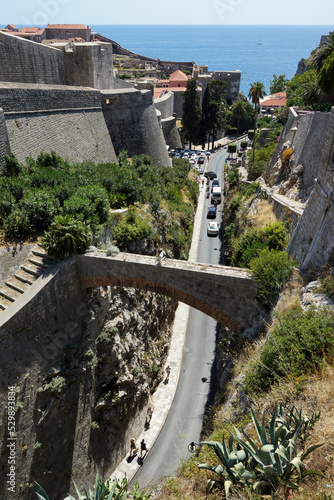 Chorwacja, Dubrownik wąska ulica tuż obok wysokich murów starego miasta