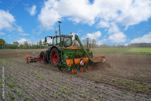 Maislegen - Traktor mit landwirtschaftlichen Geräten bein Maislegen. photo