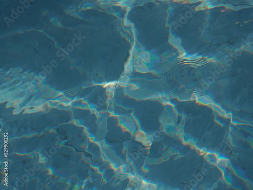 woda w basenie z kolorowym refleksem
