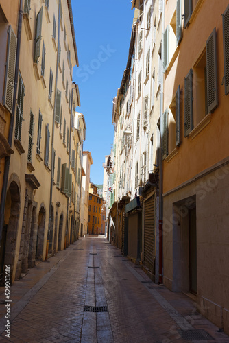 Fototapeta Naklejka Na Ścianę i Meble -  Old Narrow street and apartment buildings in Toulon, Riviera, Cote d'Azur.
