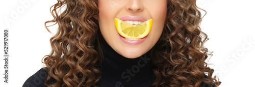 Fotografia Funny curly girl holding lemon slice.