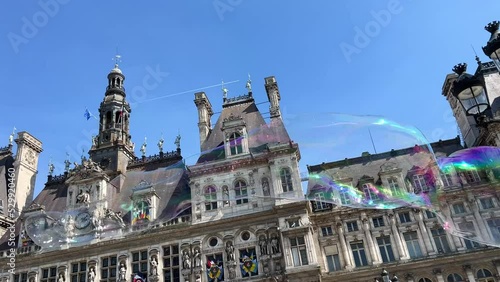 children, soap bubbles In the town hall of the Hotel de Ville are the Paris municipal authorities on the former medieval Place de Greves on the right bank of the Seine. 16.04.22 Paris France.. photo