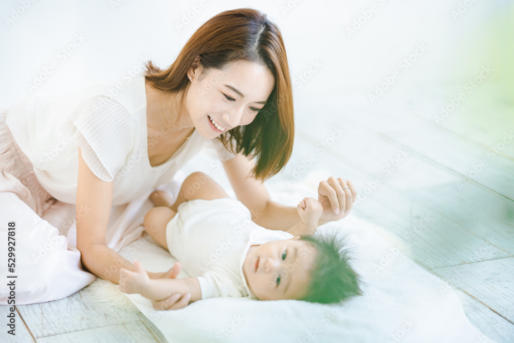 室内で遊ぶお母さんと赤ちゃん 室内で遊ぶお母さんと赤ちゃん