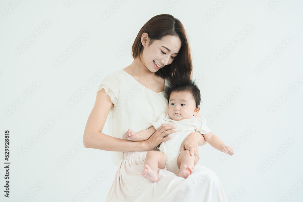 赤ちゃんを抱きかかえるお母さん 赤ちゃんを抱きかかえるお母さん