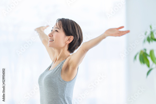 Wallpaper Mural 女性・リフレッシュ・ストレッチ・エクササイズ Torontodigital.ca