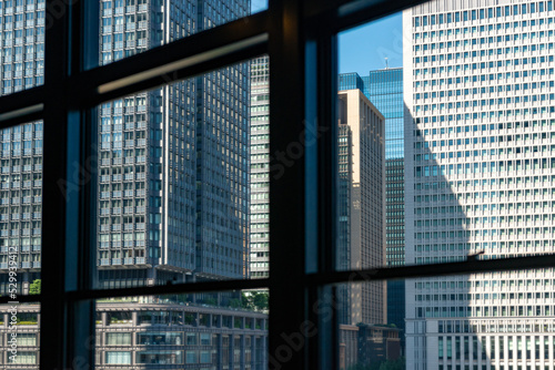 窓越しに見る高層ビル群、都市風景 © blew_f