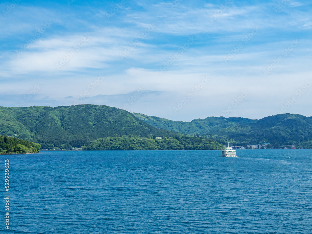日本の観光地、箱根の芦ノ湖の風景