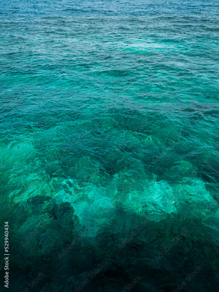 Obraz premium A picture of the red sea water in the morning and it has a bright and calming color, the picture is very good for a phone background.