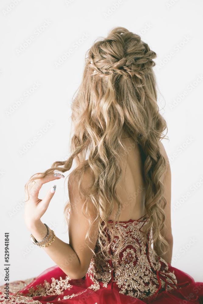 Fototapeta premium ドレスで巻き髪した女性 hair style